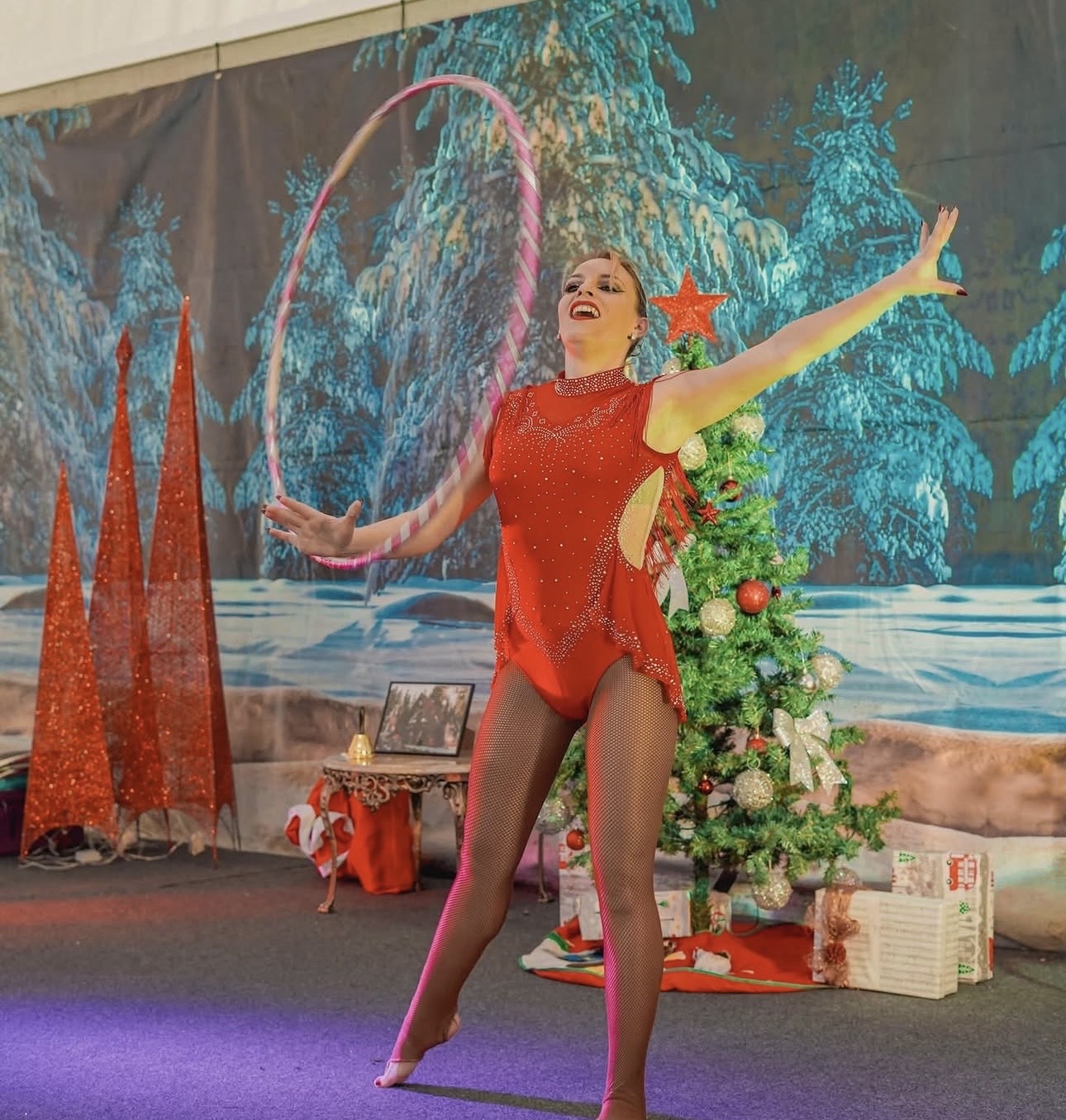 Bailarina com arco de fitas em espetáculo temático de Natal