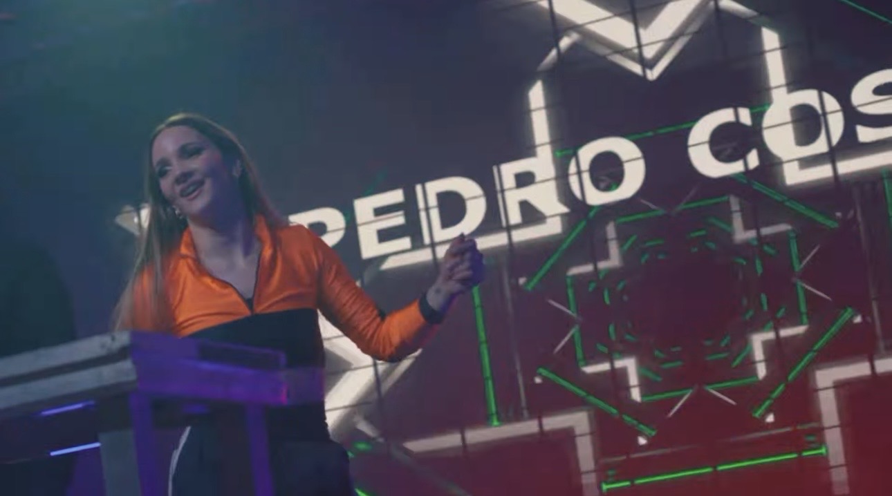 Cantora ao vivo no palco Pedro Costa com luzes neon