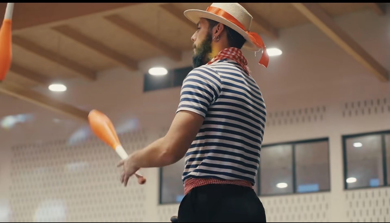 Artista de circo a fazer malabarismo num evento