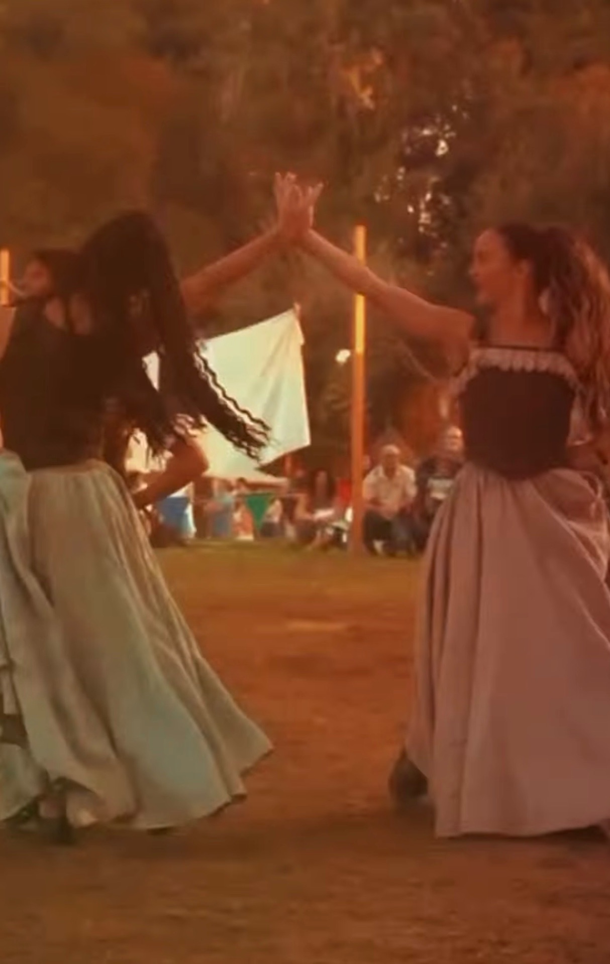 Bailarinos com trajes tradicionais em festa popular ao ar livre