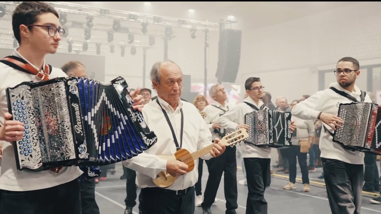 Grupo de concertinas em animação musical ao vivo