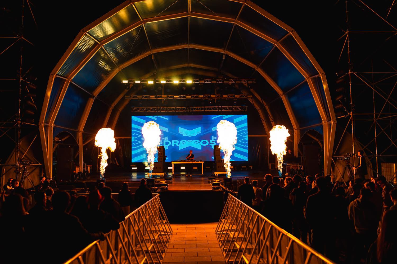 Palco municipal Pedro Costa com chamas e canhões CO2 em concerto